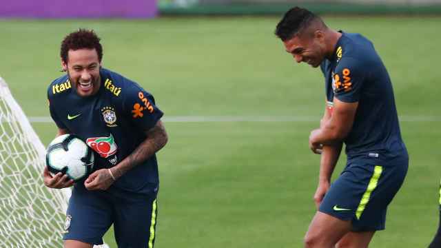 Neymar y Casemiro bromean en Brasil