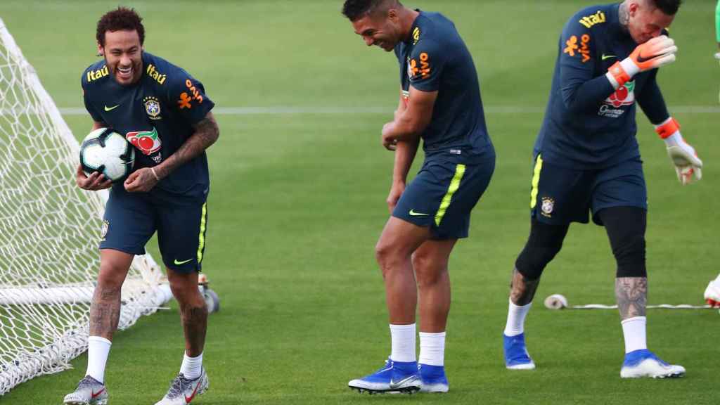 Neymar y Casemiro bromean en Brasil