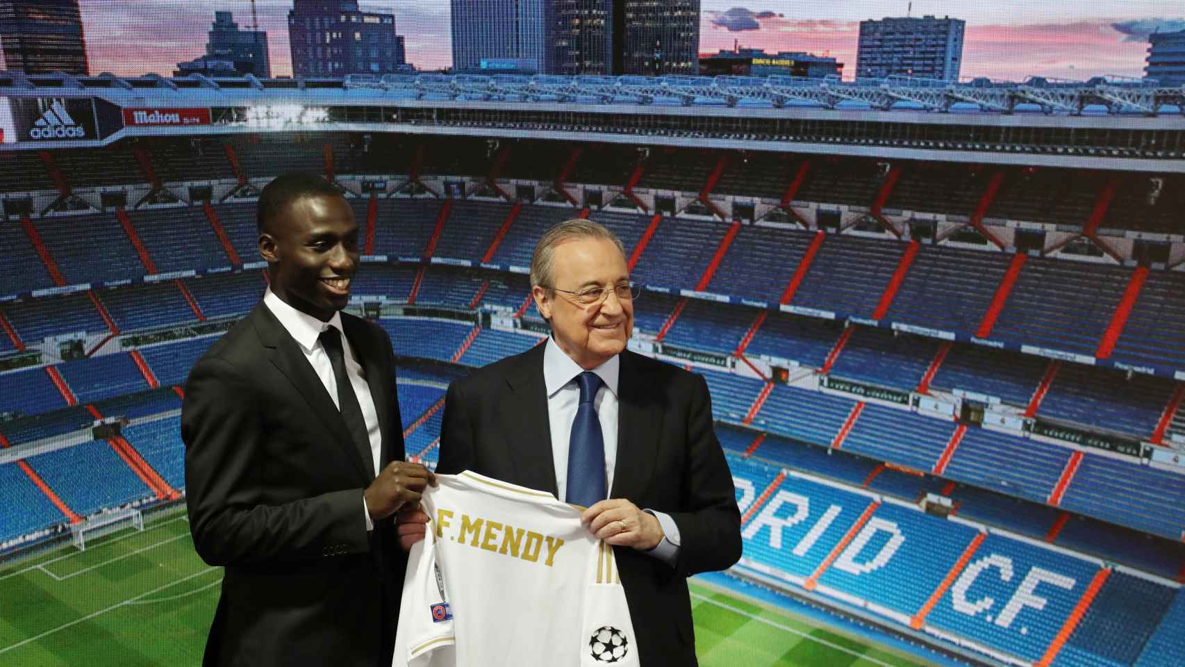 Ferland Mendy posa junto a Florentino Pérez con la camiseta del Real Madrid
