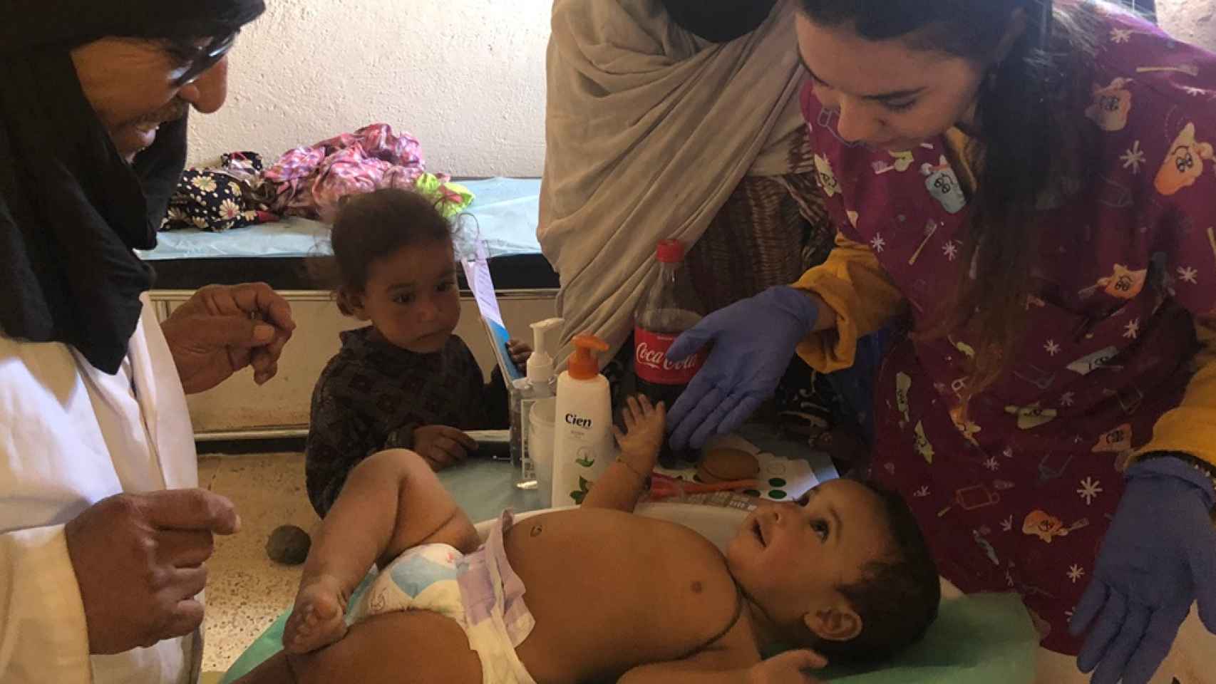 El hospital español que se guarda en un maletín para ayudar a los saharauis