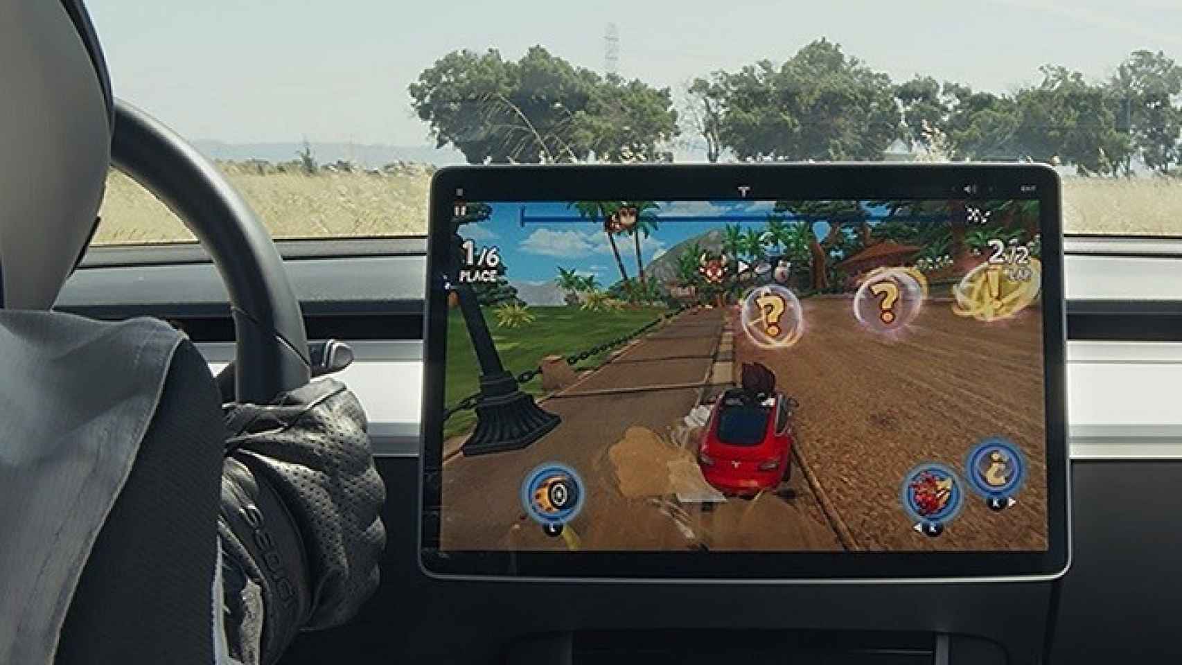 Un videojuego en un coche Tesla.