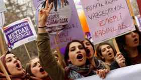 Las turcas feministas se manifiestan por la igualdad.