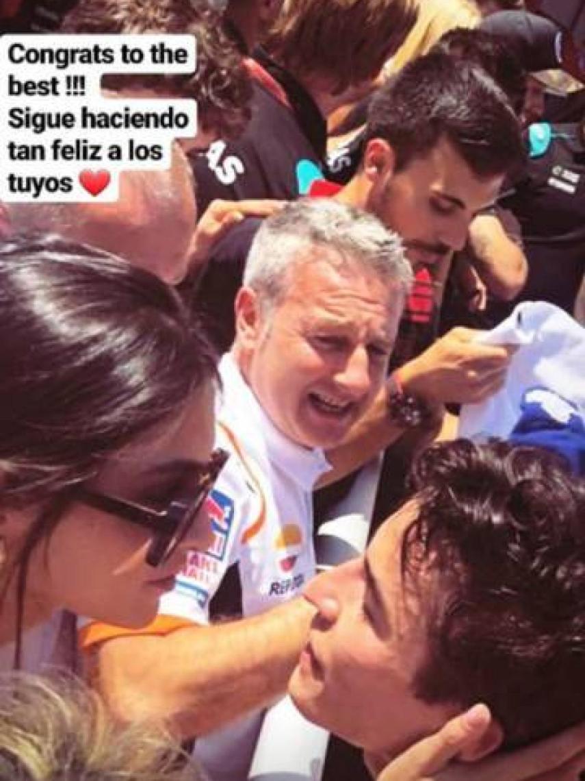 Lucía Rivera a punto de darle un beso a Marc Márquez, en una imagen de sus redes sociales.