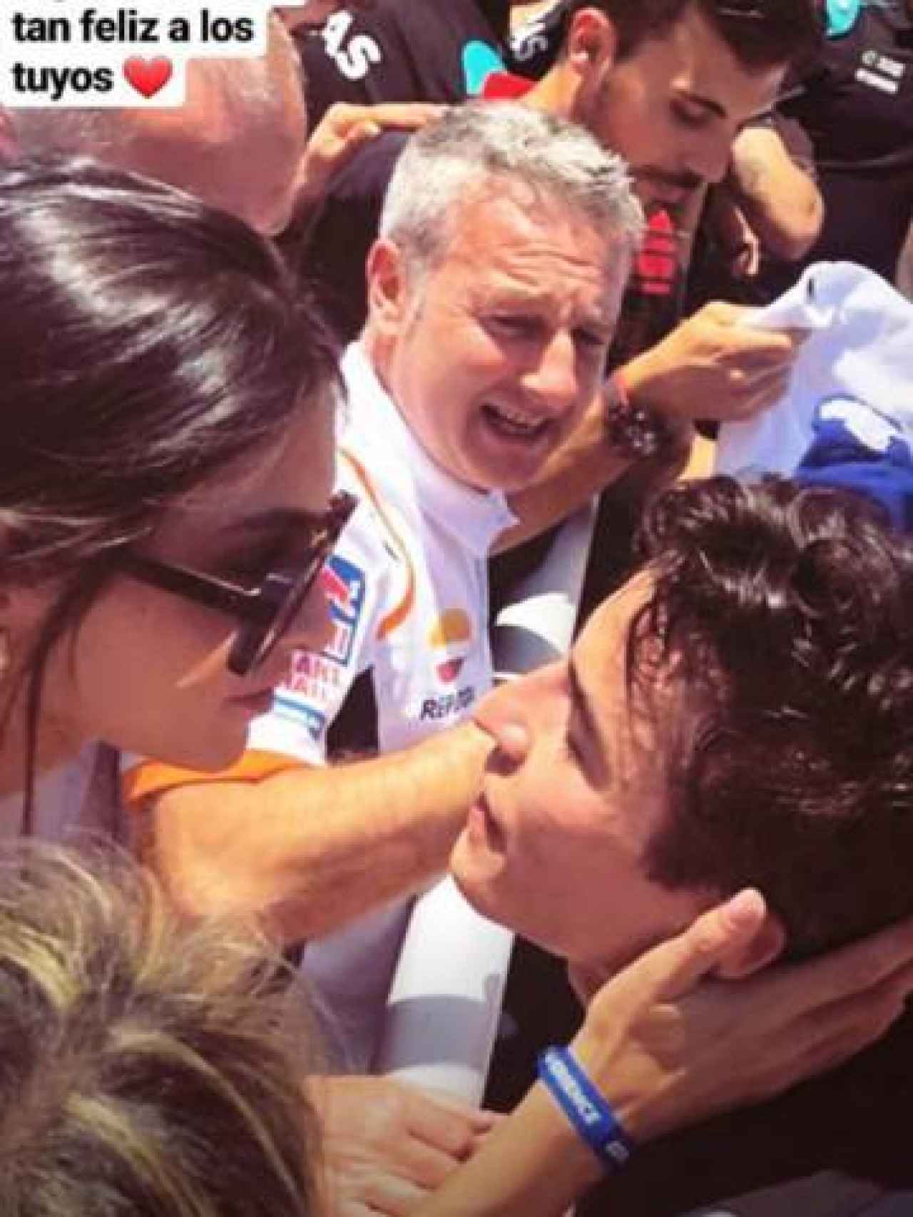 Lucía Rivera a punto de darle un beso a Marc Márquez, en una imagen de sus redes sociales.