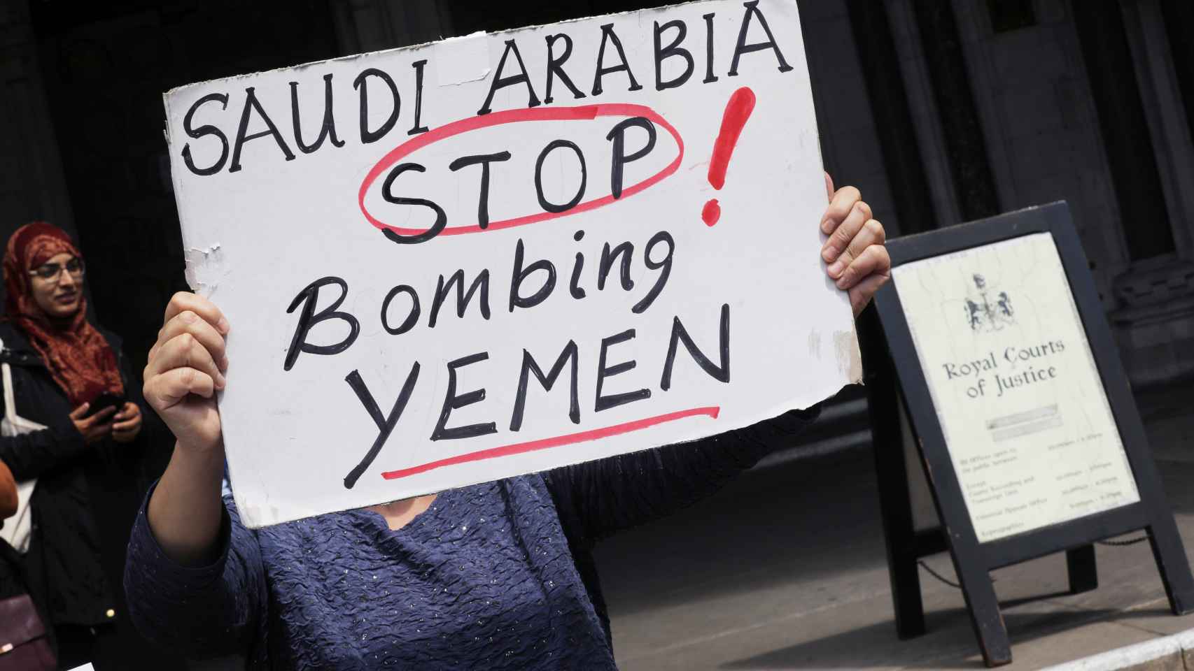 Un cartel que dice: Arabia Saudí, deja de bombardear Yemen.