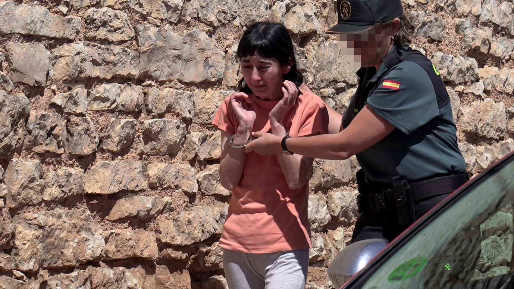 Isabel ha llegado entre lágrimas a su casa de Pozondón para reconstruir los hechos. Foto: EFE.