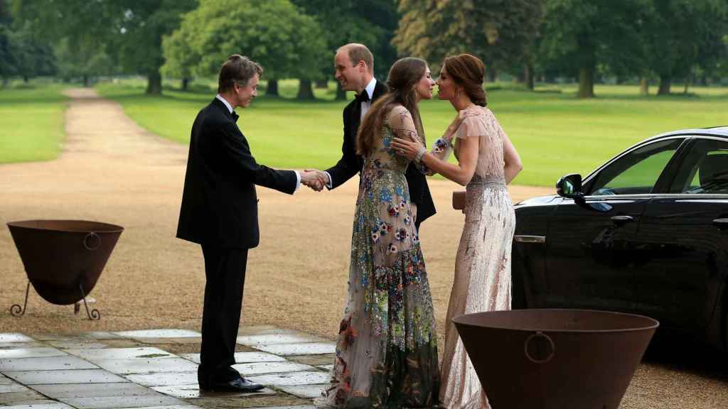 El príncipe Guillermo y Kate Middleton saludan a Rose Hanbury y David Rocksavage.