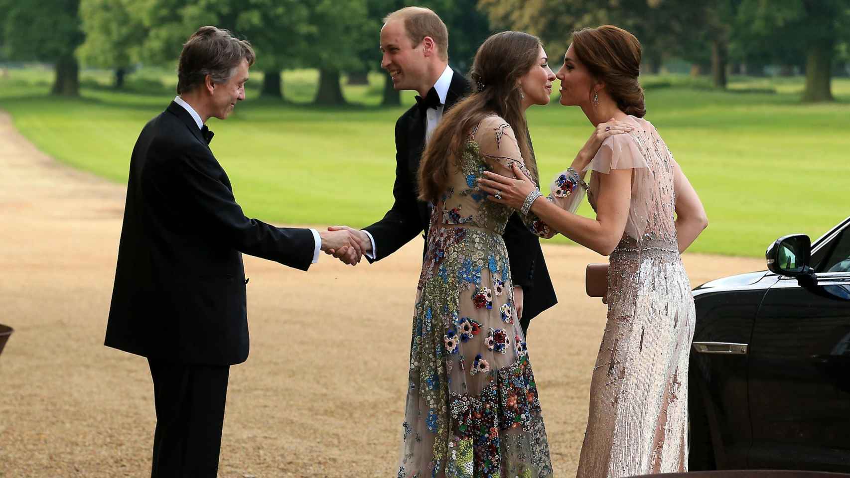 El príncipe Guillermo y Kate Middleton saludan a Rose Hanbury y David Rocksavage.