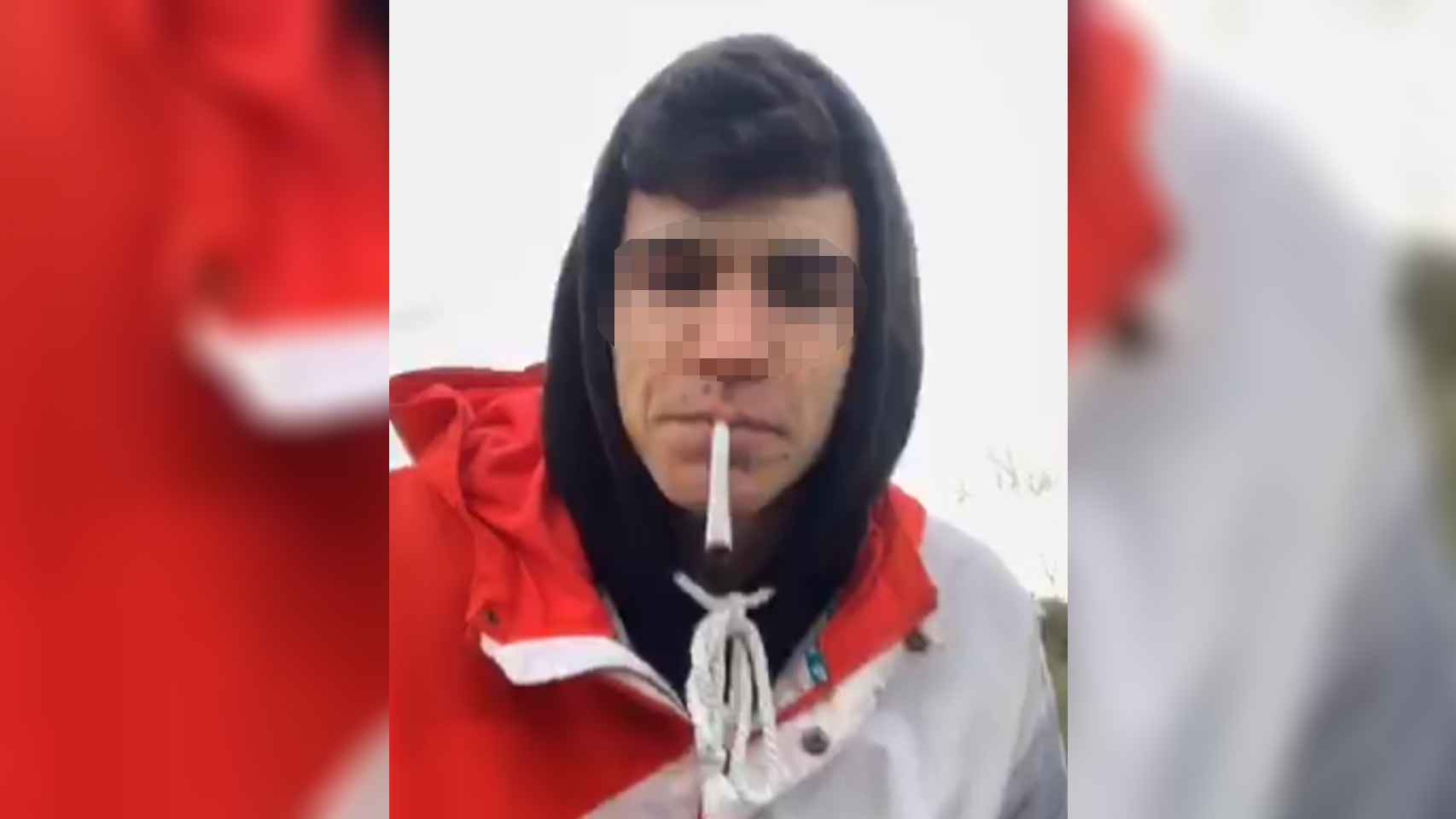Jorge Cue, el único en prisión en relación por la muerte del profesor David Carragal, en un vídeo fumando.