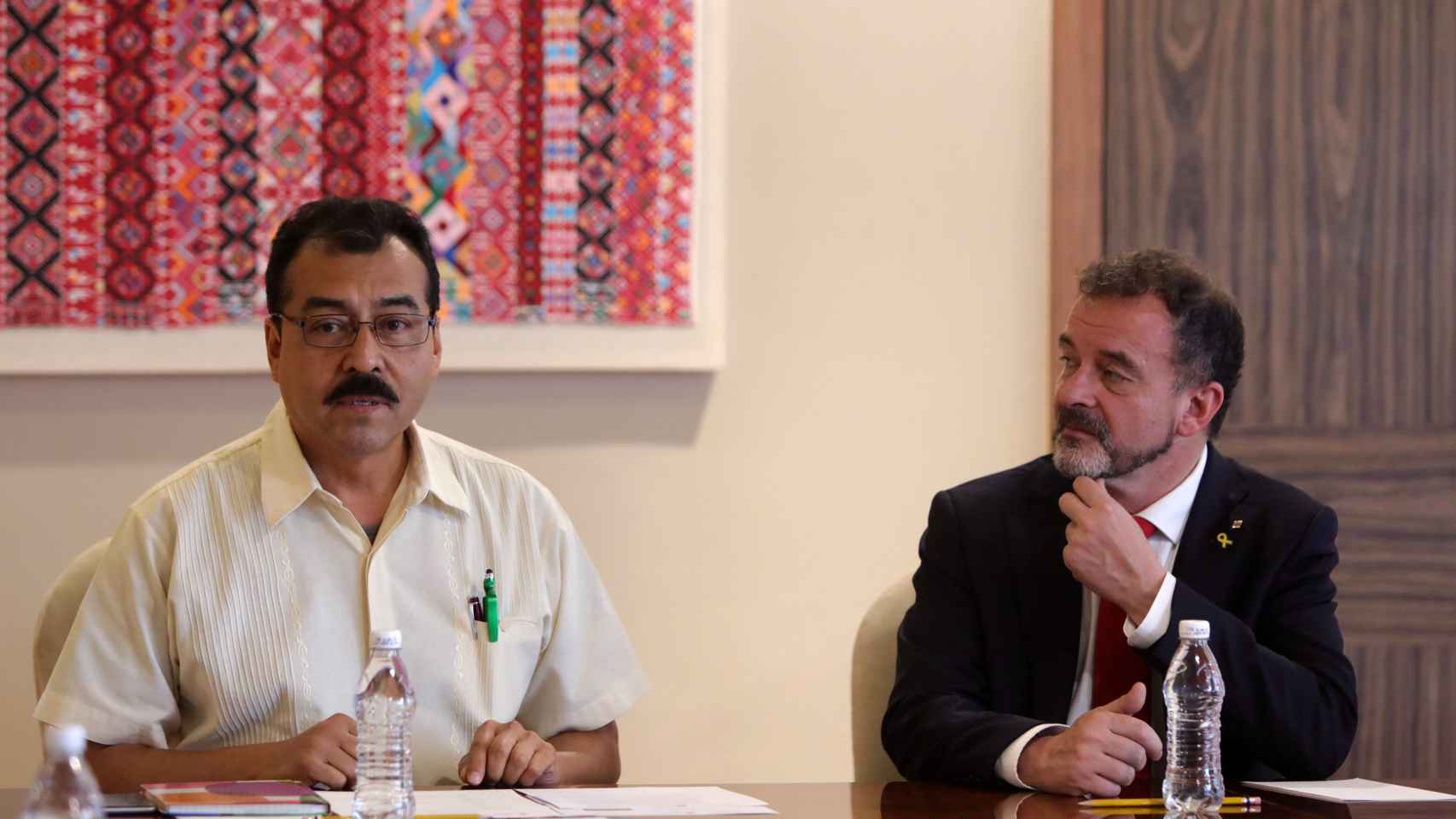 El director de Asuntos Internacionales del INPI, Saul Vicente (a la izquierda), y el conseller de Exteriores de la Generalitat, Alfred Bosch (a la derecha), durante la reunión mantenida en Ciudad de México.
