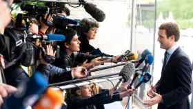 Casado atiende a la prensa a su llegada a la reunión del PP europeo