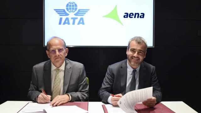 Rafael Schvartzman, vicepresidente para Europa de IATA y Maurici Lucena, presidente - consejero delegado de Aena, en el momento de la firma.