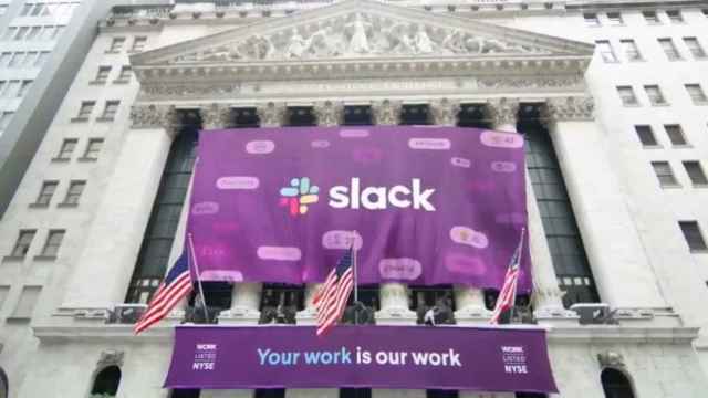 Lona de Slack en Wall Street el día de su debut bursátil.