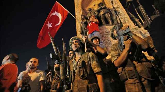 Soldados turcos durante el golpe de Estado de 2016.
