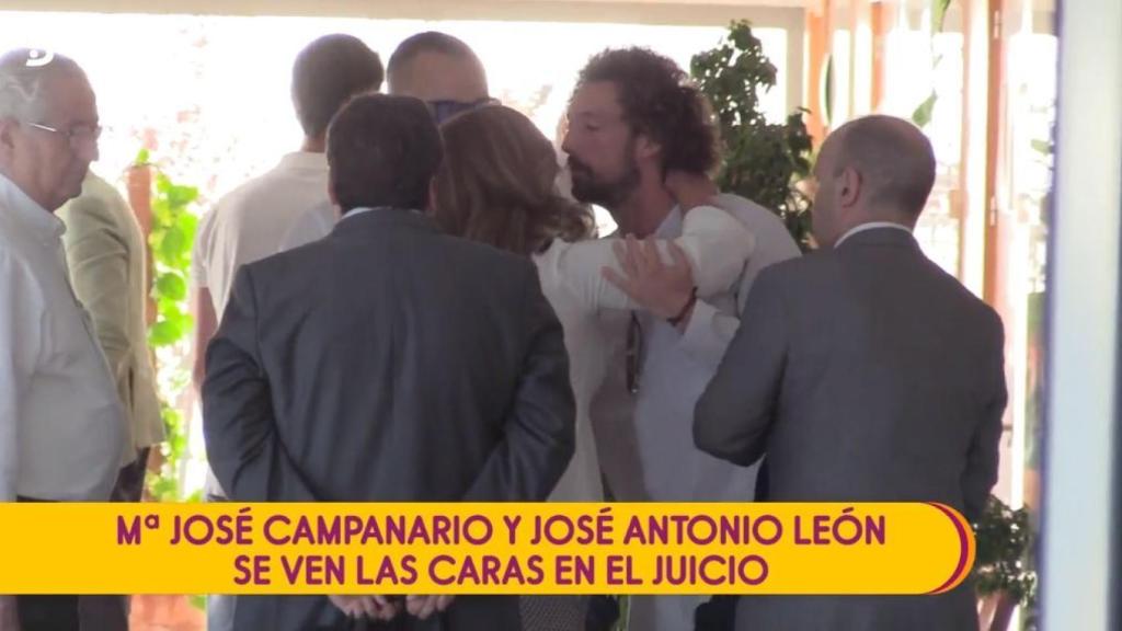 María José Campanario saludando a José Antonio León en los juzgados de Arcos.