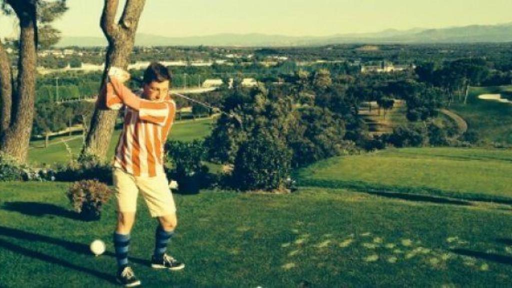 Almeida, ejercitando su gran pasión, el golf.