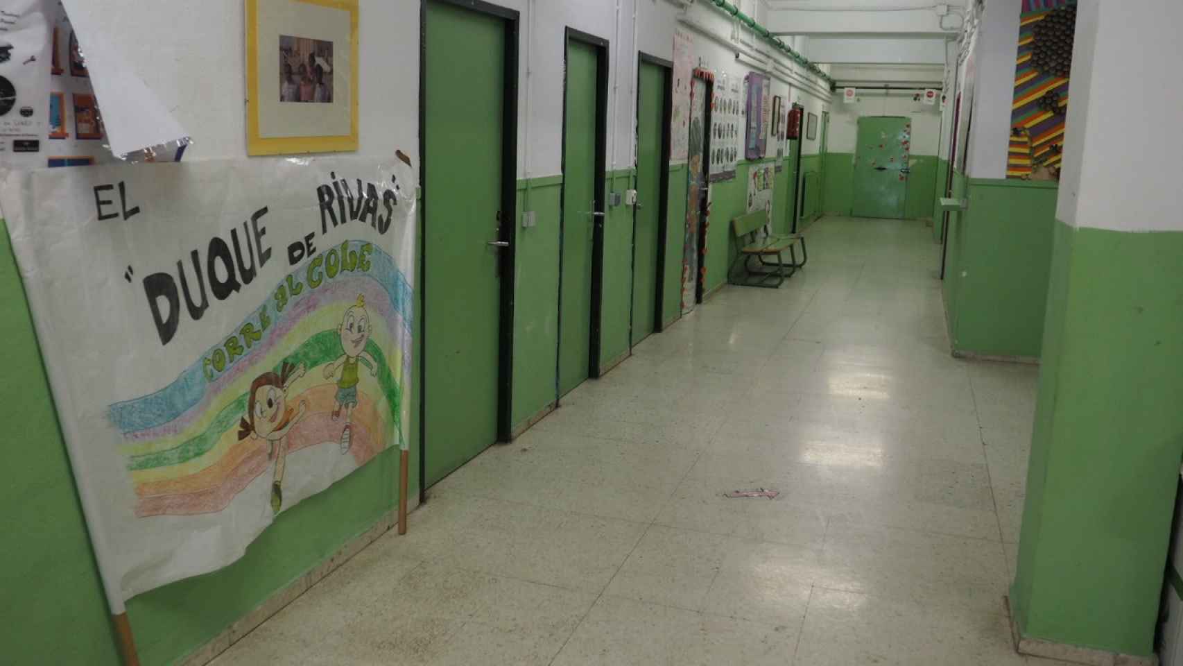 Los pasillos del colegio estaban vacíos porque los alumnos del centro se encontraban de excursión.