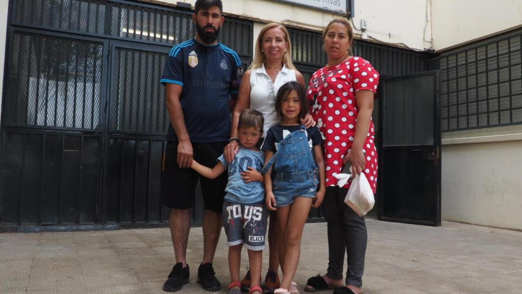La directora del colegio Duque de Rivas (centro) junto a un matrimonio y sus dos hijos, alumnos del centro.