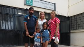 La directora del colegio Duque de Rivas (centro) junto a un matrimonio y sus dos hijos, alumnos del centro.