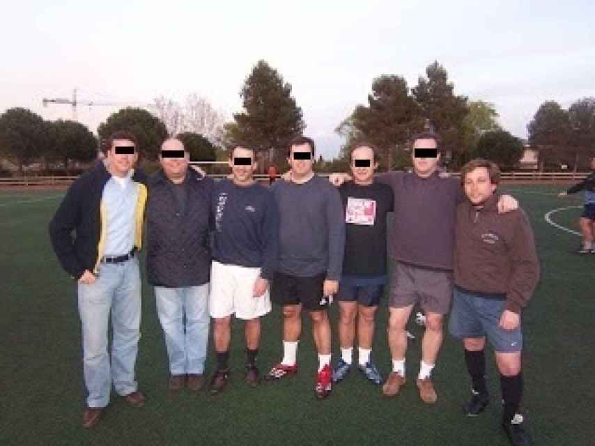 Almeida, a la derecha, con excompañeros de su promoción, en un partido de fútbol.