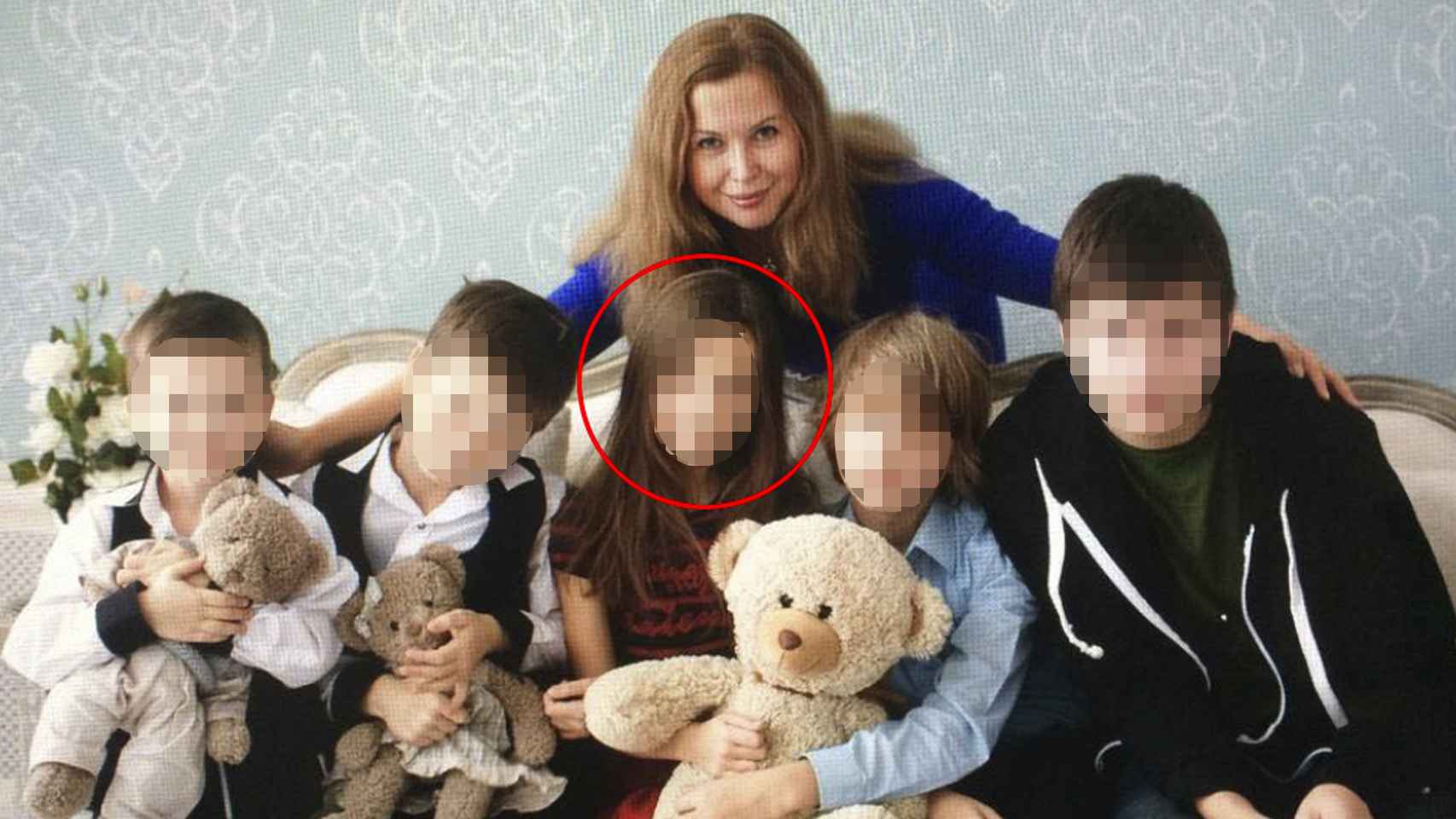 Olga K., junto a sus cinco hijos.