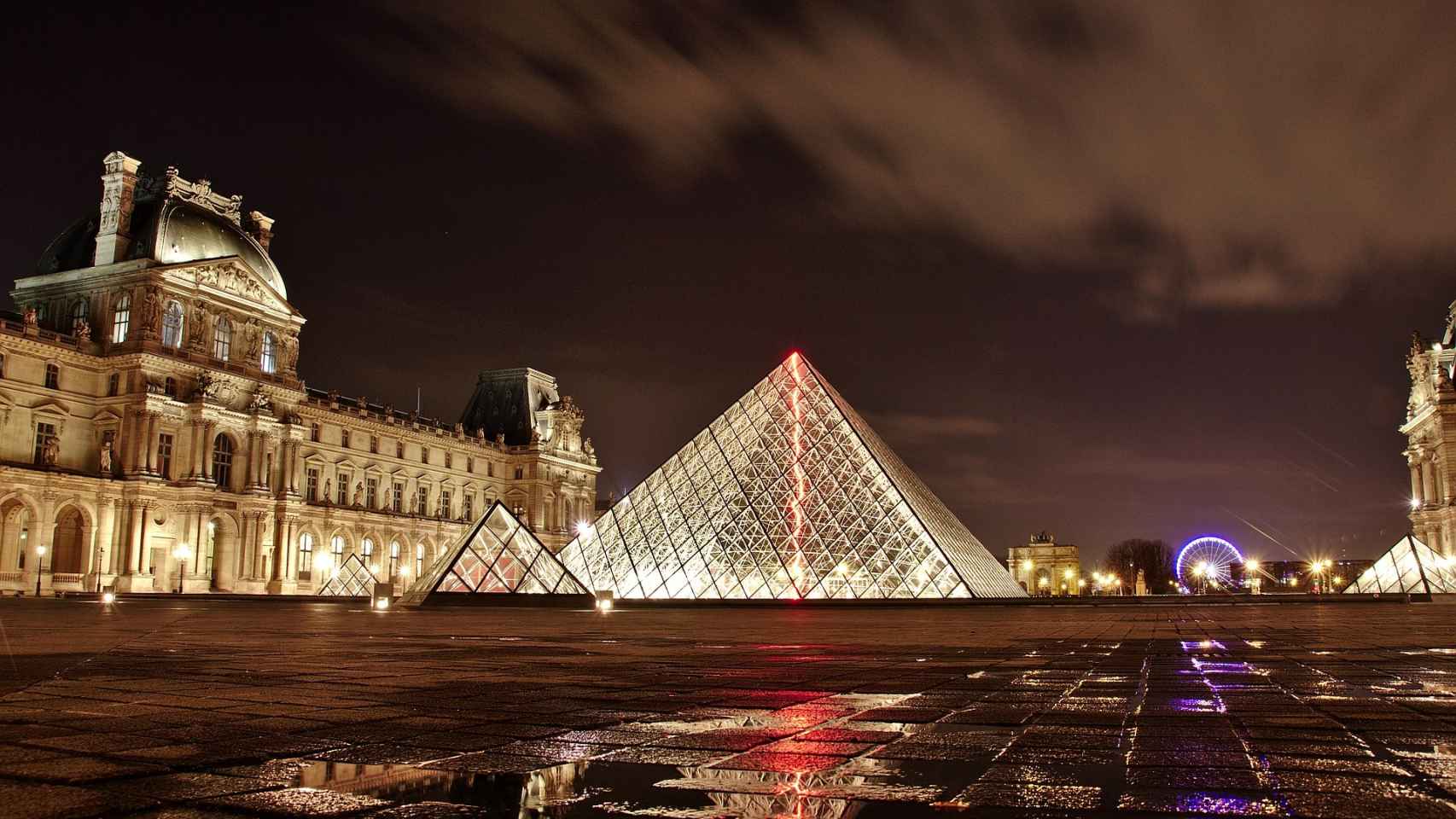 Desde la Plaza de la Concordia podemos llegar al Museo del Louvre.