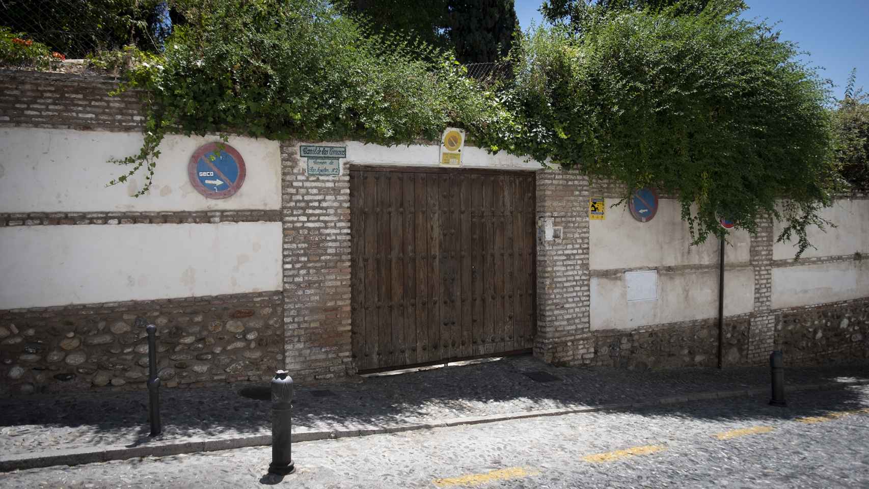 La discreta entrada al Carmen de San Agustín de Granada.