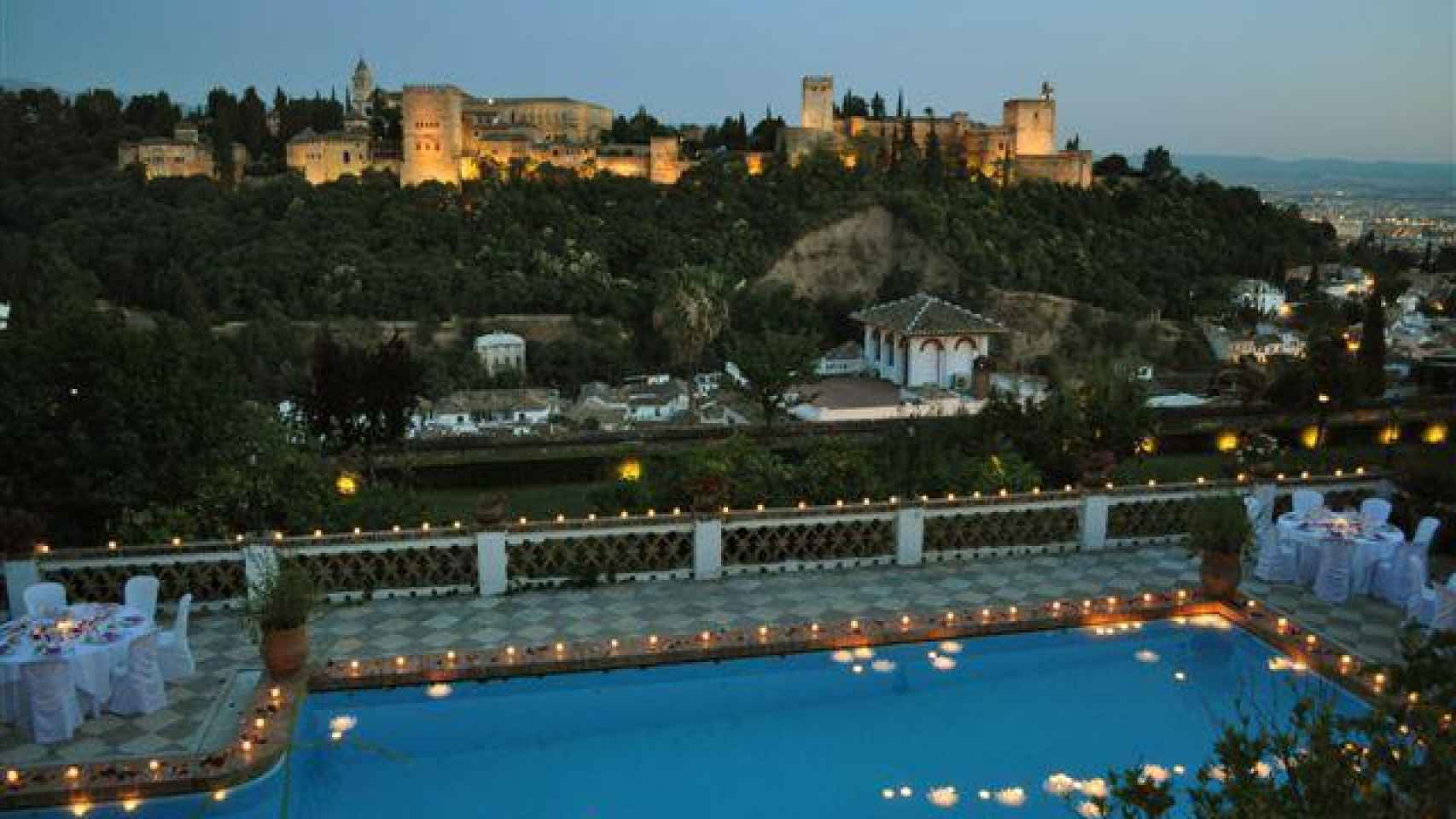 La impresionante piscina interior del carmen, con vistas a la Alhambra.