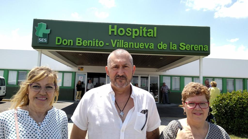 Toñi, Antonio y María Victoria, en la puerta del Hospital Don Benito-Villanueva de la Serena.