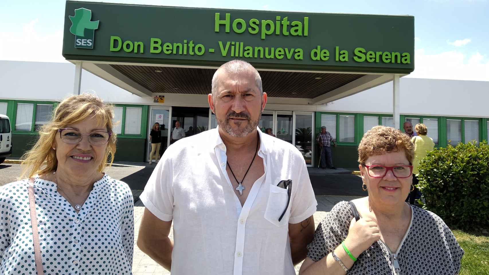 Toñi, Antonio y María Victoria, en la puerta del Hospital Don Benito-Villanueva de la Serena.
