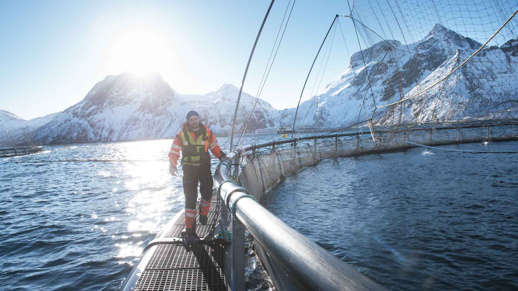 Un operario pasea por la pasarela de una de las jaulas de acuicultura instaladas en Noruega.