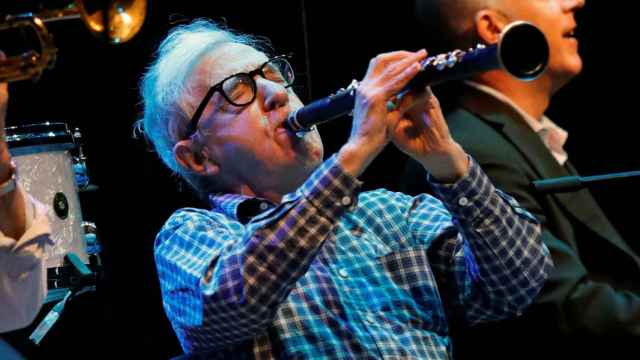 Woody Allen tocando el clarinete.