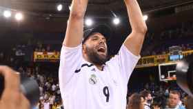 Felipe Reyes celebra la Liga ACB en el Palau