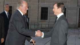 Don Juan Carlos saluda al infante Pedro de Borbón-Dos Sicilias
