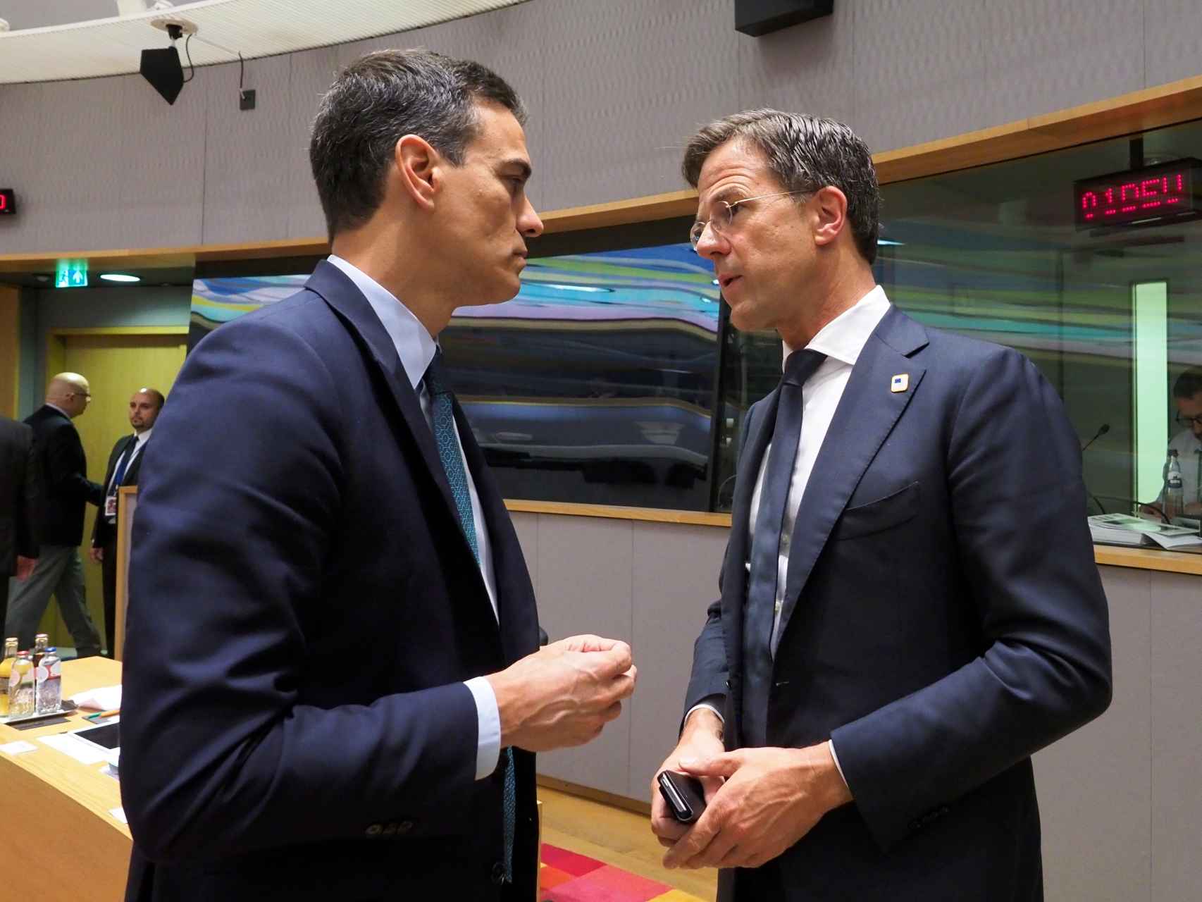 Sánchez conversa con el negociador liberal para el reparto de altos cargos, Mark Rutte