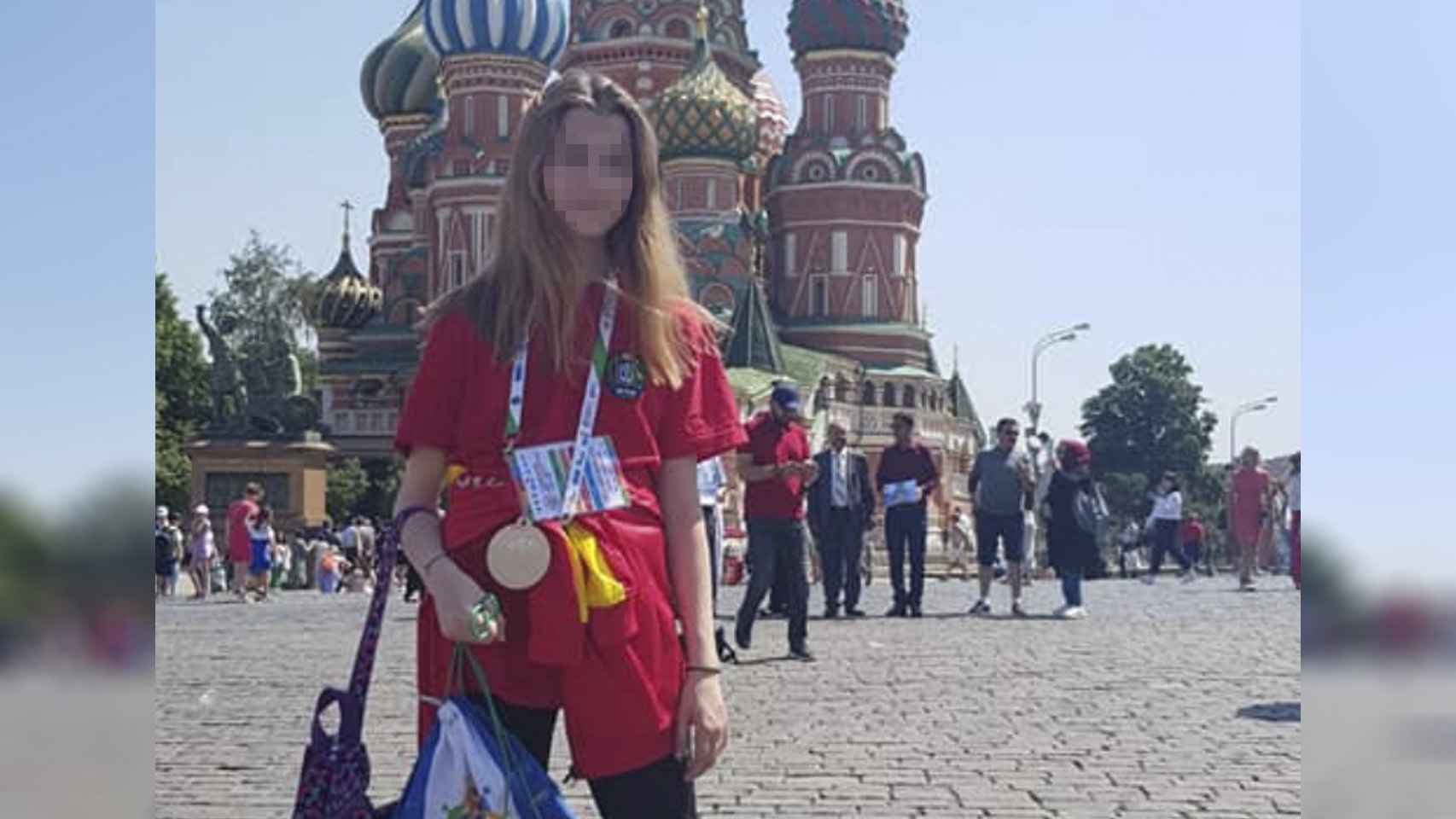 Karoline, la víctima del asesinato, posa con su medalla tras haber asistido a una competición de natación en Moscú.