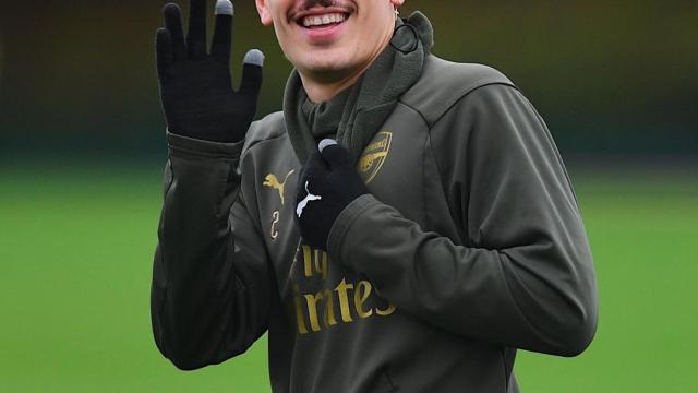 Bellerín calentando con el Arsenal. Foto: Instagram (@hectorbellerin)