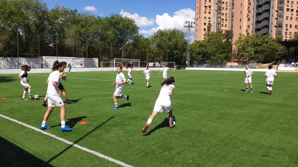 Jugadoras del Club Deportivo Tacón calentando. Foto: Twitter (@CD_Tacon)