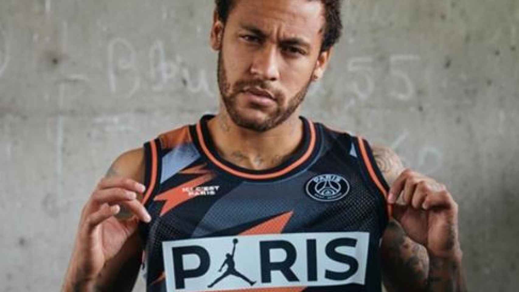 Neymar posa con una nueva línea de camisetas. Foto: Instagram (@psg)