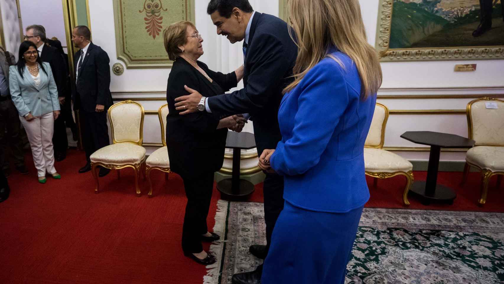 Nicolás Maduro saluda a Michelle Bachelet, alta comisionada de la ONU.