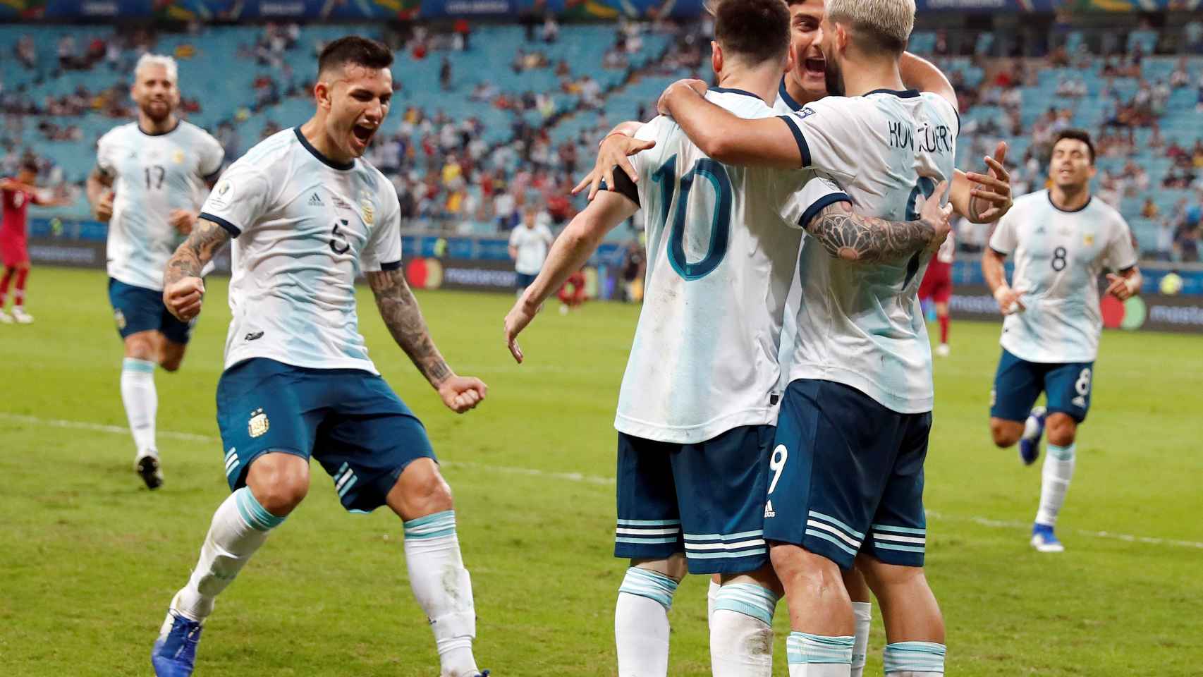 Los jugadores de Argentina celebran un gol.