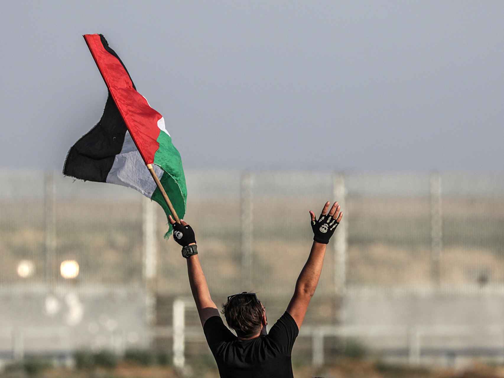 Un palestino agita una bandera durante una protesta.