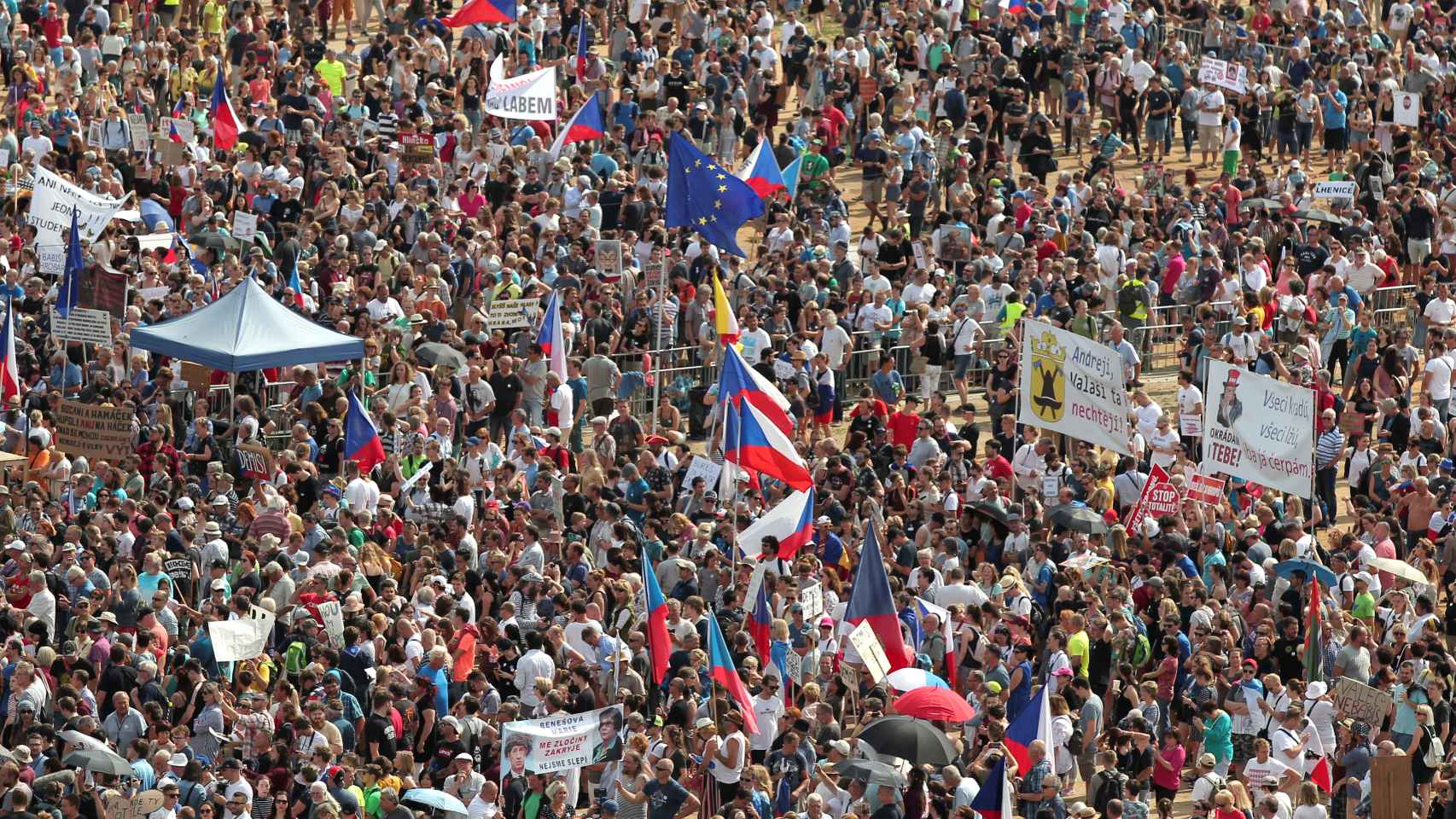 Miles de personas se manifiestan en Praga.