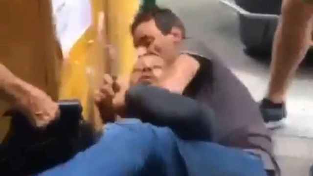 Imagen del vídeo en el que un ertzaintza detiene al ladrón de su propio vehícuclo