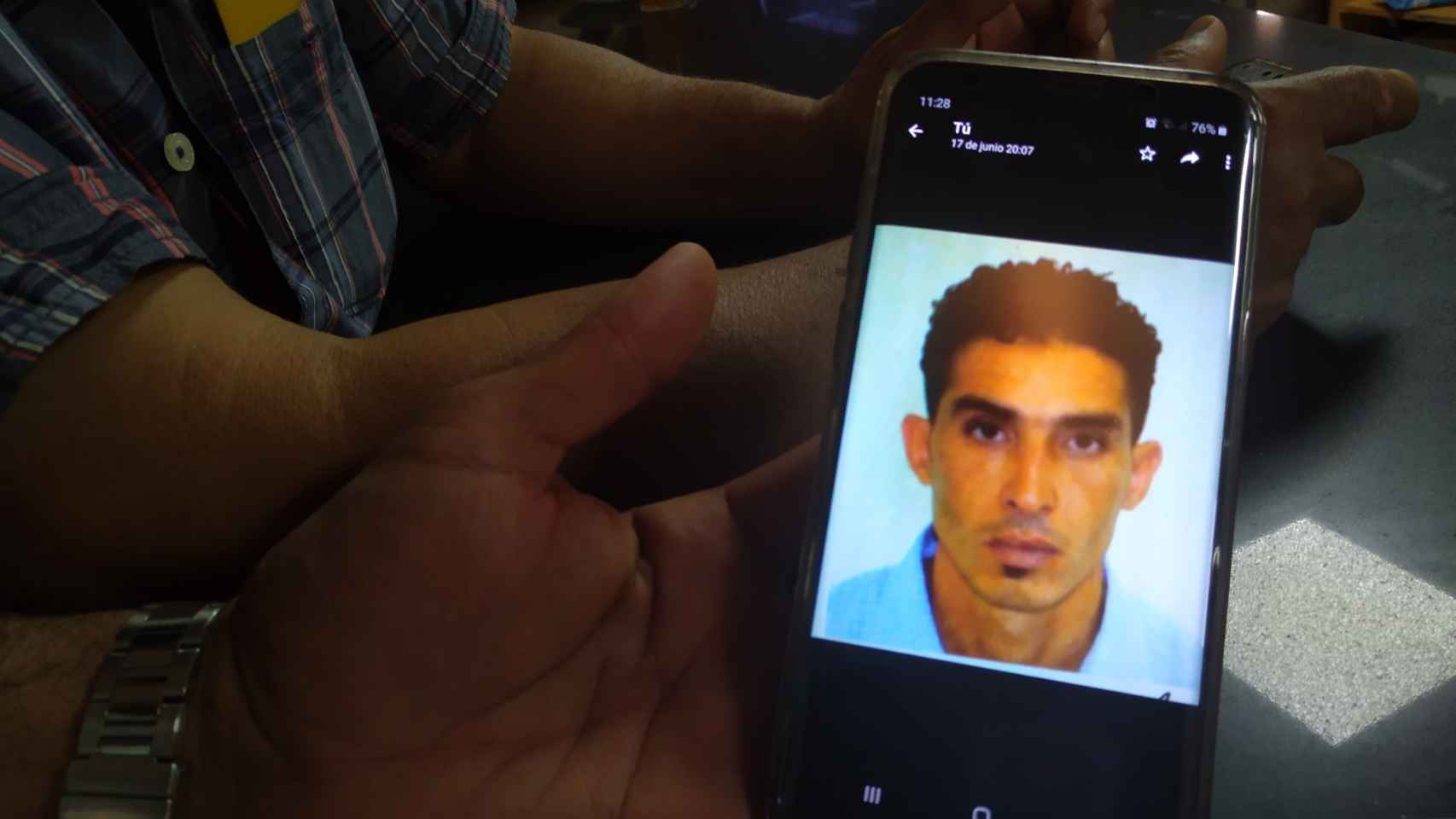 Un marroquí muestra en su teléfono móvil una imagen de la víctima del homicidio de Lorca, Mustapha Sabri, jornalero agrícola.