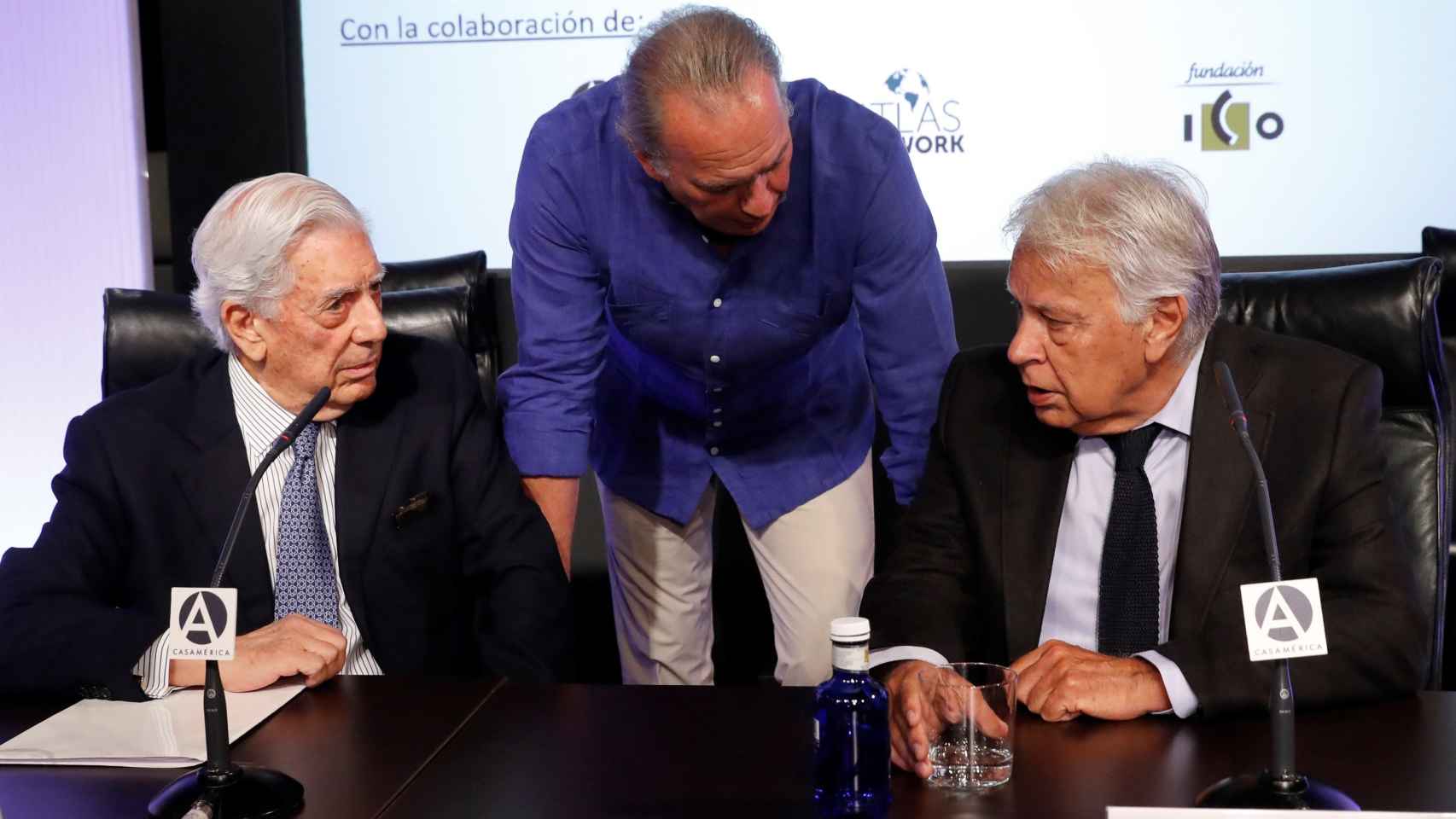 Vargas Llosa, Bertín Osborne y Felipe González en Casa América.