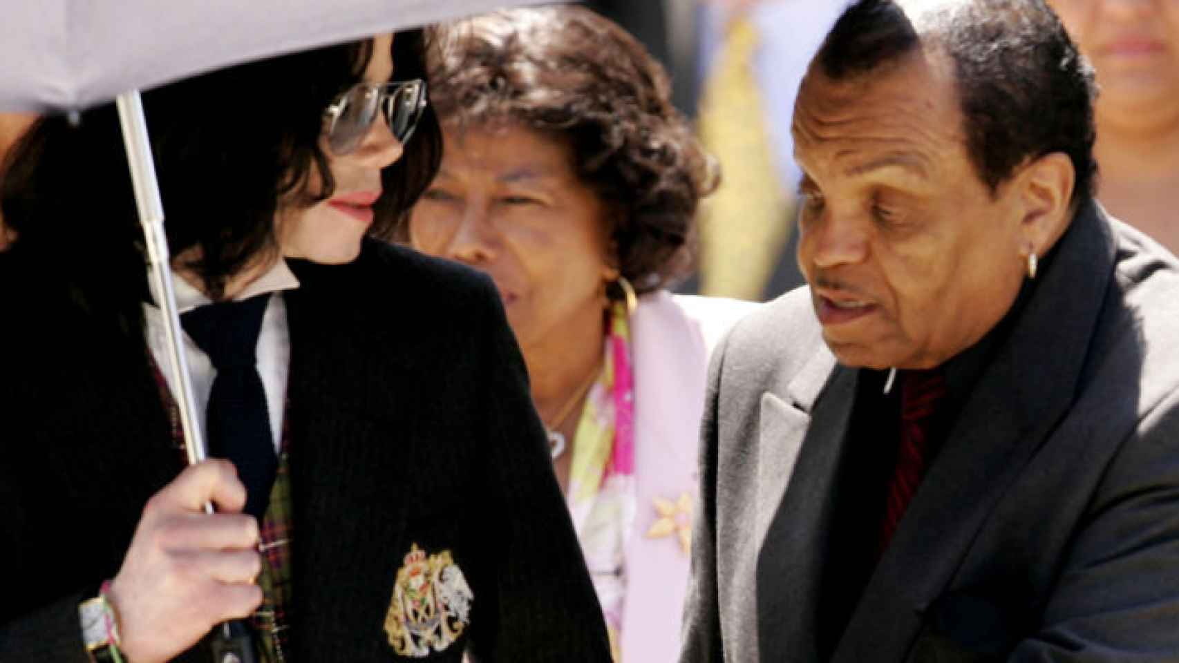Michael Jackson, junto a sus padres, en una de sus últimas apariciones.