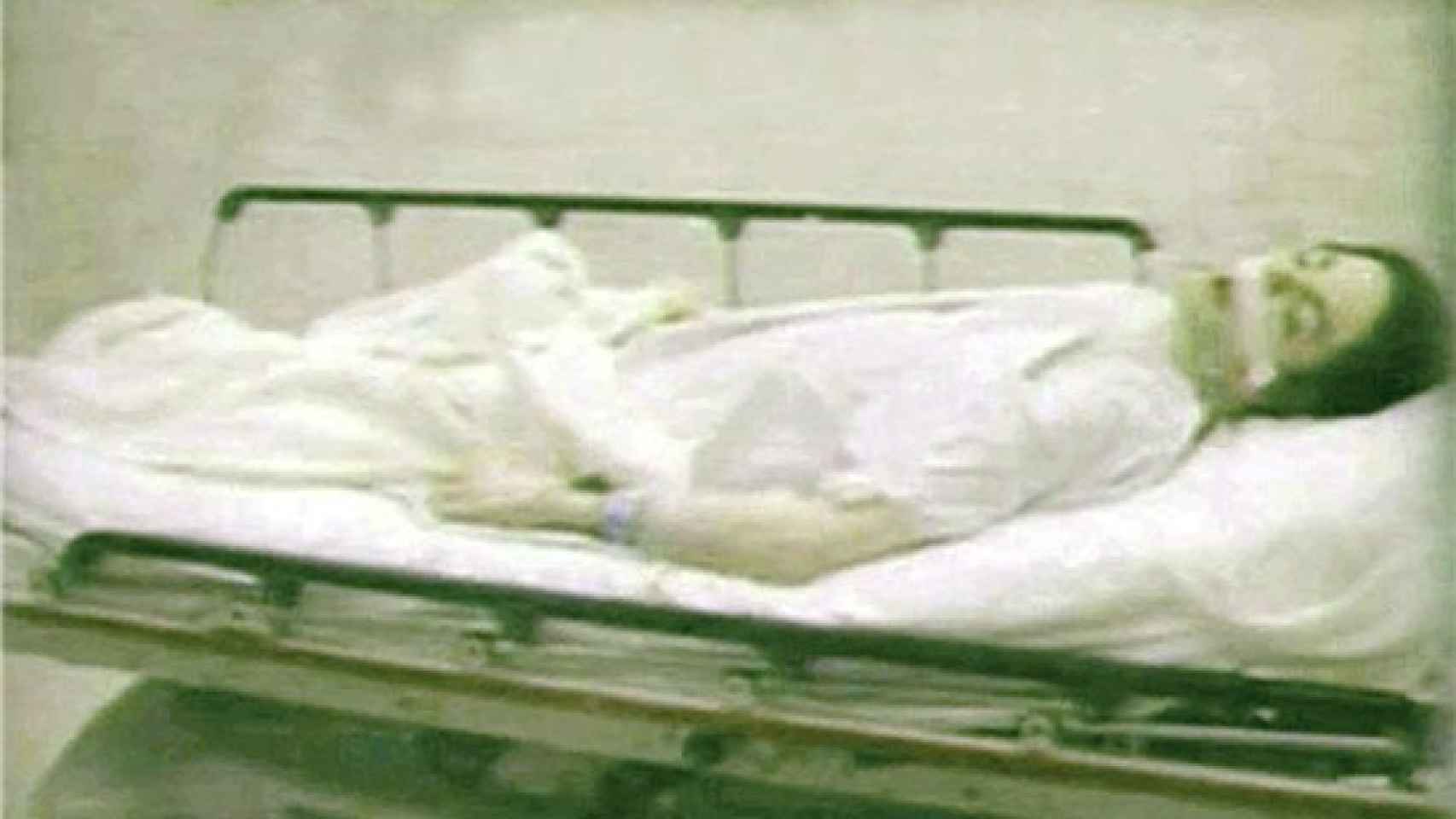 Supuesta última imagen de Michael Jackson, moribundo en la camilla del Hospital Universitario de UCLA.