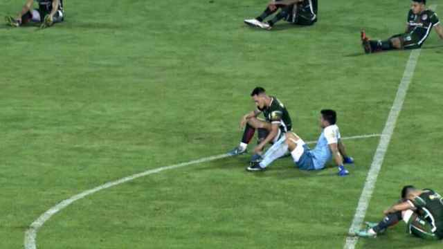 Los jugadores del San Jorge de Tucumán protestan contra el arbitraje. Foto: Twitter. (@1toquemás)