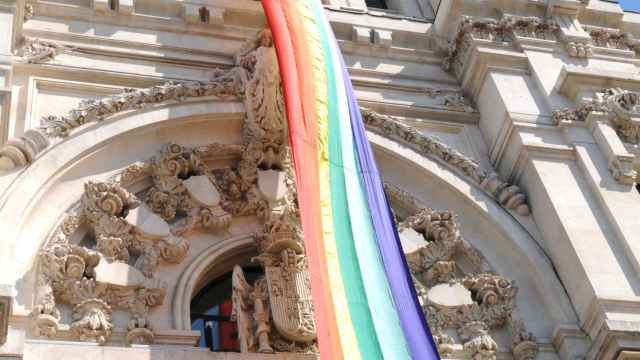 Almeida desoye a Vox y colgará la bandera LGTBI en el Ayuntamiento durante el Orgullo